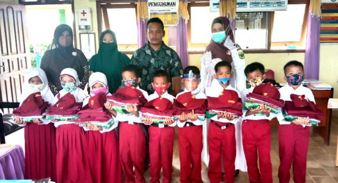 Perdana Masuk Sekolah Murid Kelas  1  SD  007 Bukit Langkap 