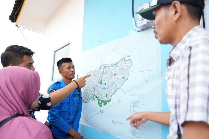 Kepsek SMKN1 Bungbar, Kayifal Ghammi Thaib bersama Direktur PT. Inovasi Muda Kreatif Batam, Dian Hari Kurniawan ketika menandatangani Nota Kesepahaman